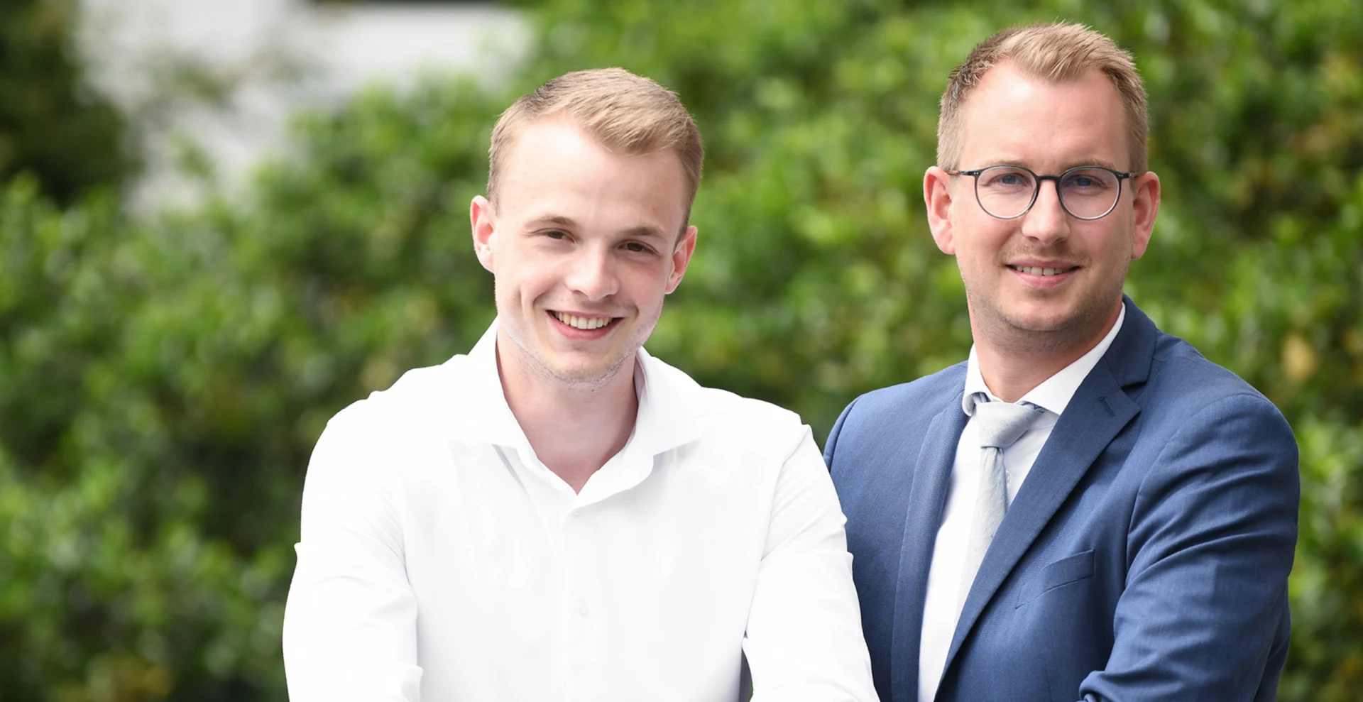 Portrait zweier Firmenkundenberater der Vereinten Volksbank  draußen